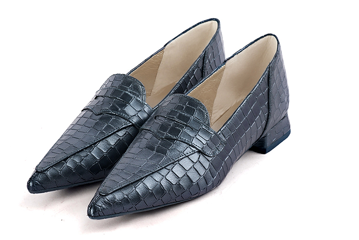 Denim blue women's fashion loafers. Pointed toe. Flat flare heels. Front view - Florence KOOIJMAN
